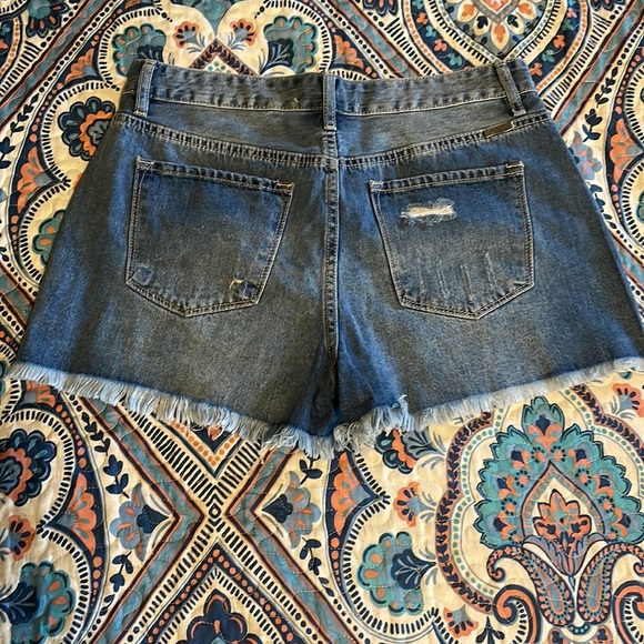 KanCan Mid-Rise Jean Shorts (NWOT) - Size 11/29 - Picture 2 of 3